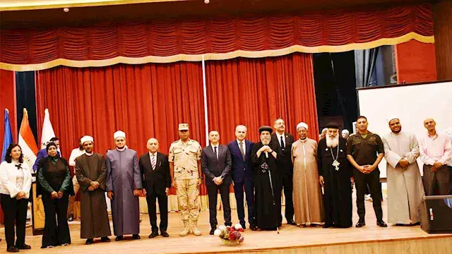 تكريم رئيس جامعة أسوان في ختام مسيرته بحضور المحافظ -صور