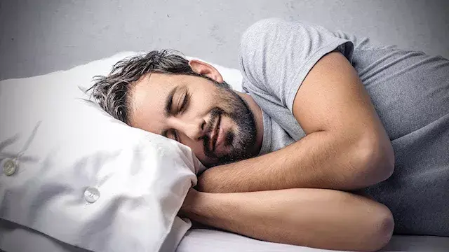 ماذا يحدث للجسم والدماغ أثناء النوم؟