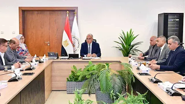 وزير الري يوجه بمعاينة كباري وشبكات صرف في قنا والجيزة