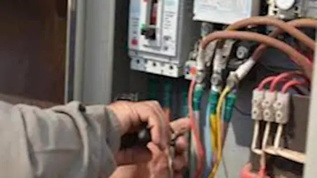 القابضة للكهرباء تكثف حملات ضبط سرقة التيار وتحذر المخالفين.. تفاصيل