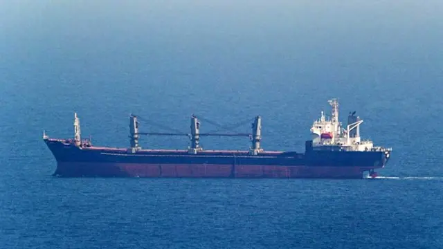 القيادة المركزية: استهدفنا غرفة محرك سفينة حاولت خرق الحصار البحري على إيران