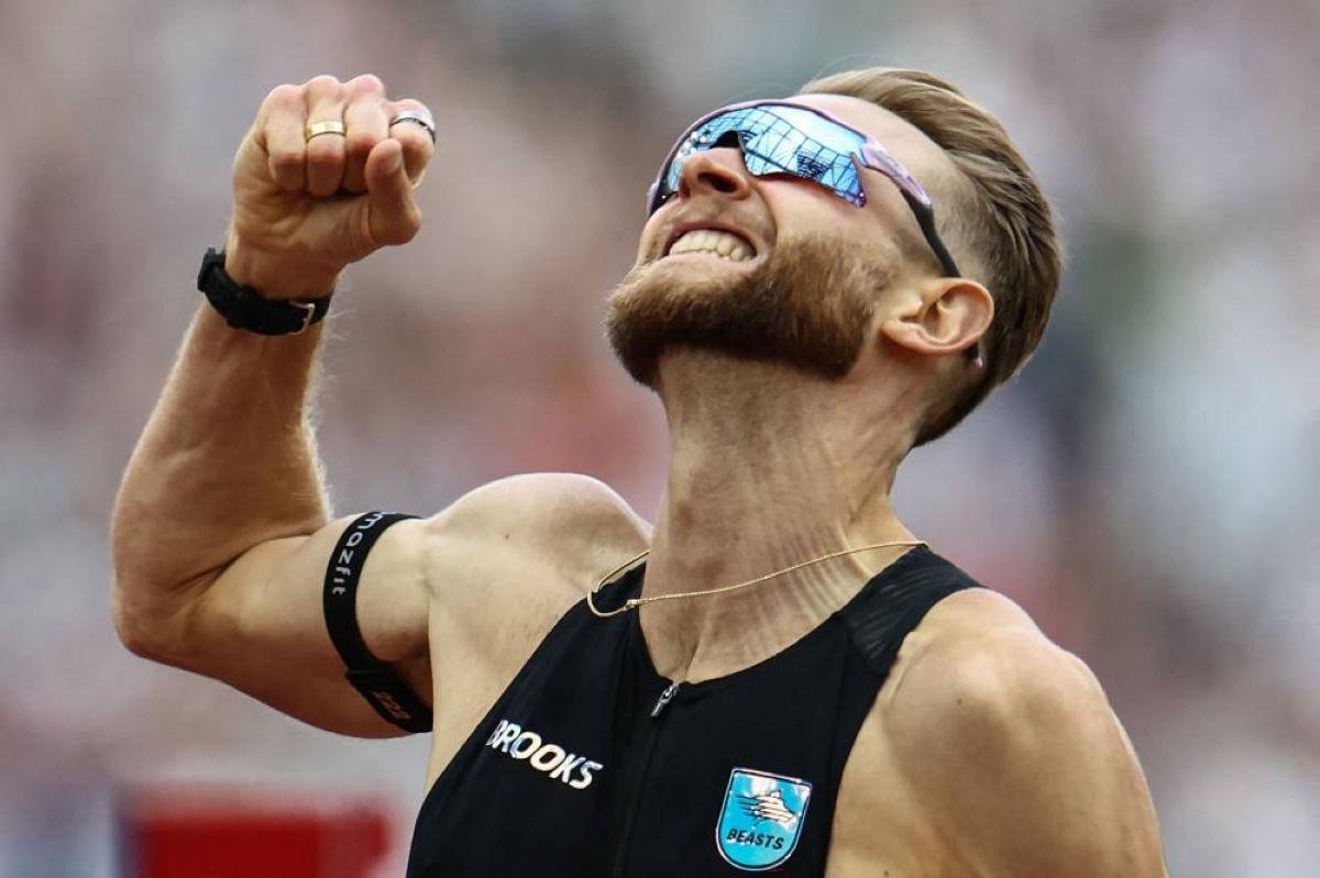Britain's Kerr smashes long-standing world mile record