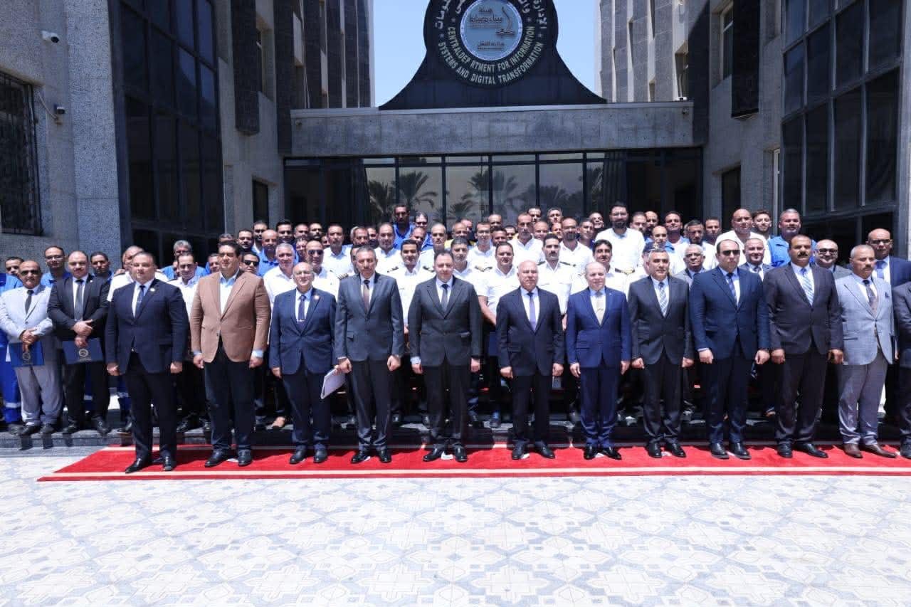 رجال يعتمد عليهم.. كامل الوزير يكرم 74 من العاملين بميناء دمياط بعد احتواء حريق السفينتين