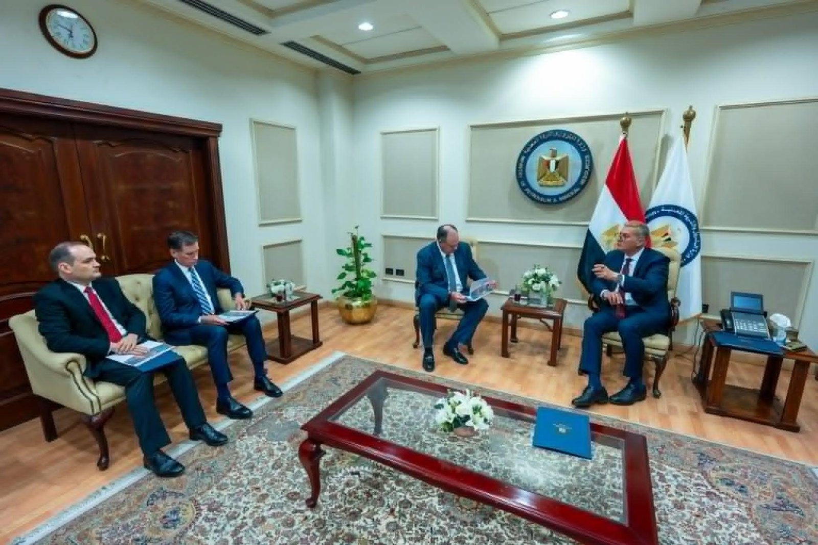 بعد كشف واندا الغازي.. وزير البترول وأباتشي يبحثان تسريع تنمية الاكتشافات وزيادة الإنتاج بالصحراء الغربية
