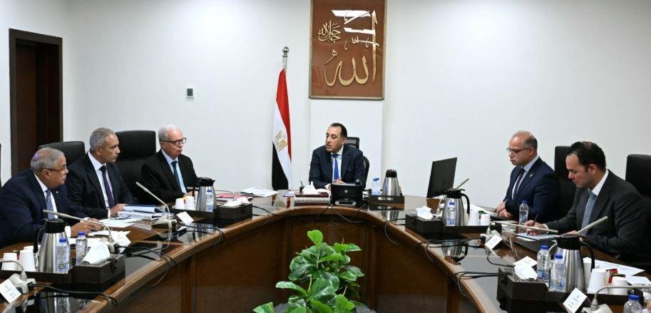رئيس الوزراء يناقش مقترحات نقل ملكية شركات قابضة من قطاع الأعمال العام