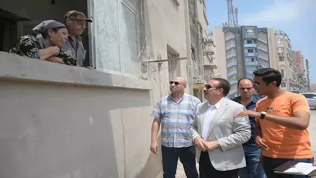 قطع جولته ووقف تحت البلكونة.. حوار دافئ بين محافظ بورسعيد وزوجين مسنين: عينينا ليكم