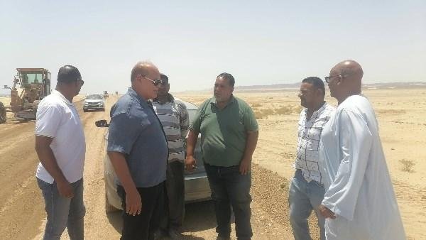 رئيس مدينة مرسى علم يتابع أعمال تطوير طريق  أبو غصون ويشدد على سرعة التنفيذ