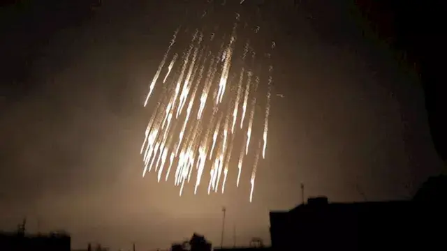 إيران تنفي استهداف الإمارات بصاروخين.. وتحذّر من "العلم الزائف"