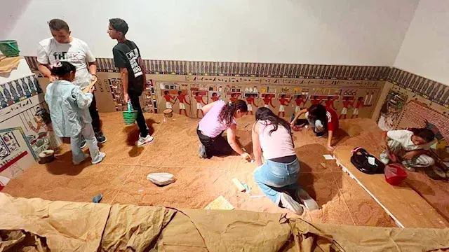 تجربة تحاكي الواقع.. أطفال يستخرجون ويفحصون قطعاً أثرية بمتحف شرم الشيخ- صور
